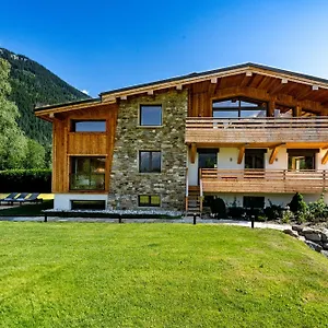 Josephine, Les Bois Chalet